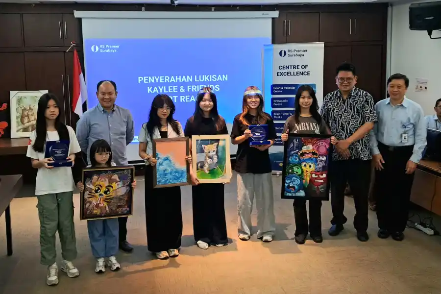 Sentuhan Kreatif Seniman Muda Art Reach Hadirkan Keceriaan di RS Premier Surabaya