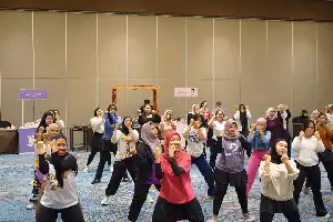Padukan Olahraga Kebugaran dan Hiburan, Puluhan Warga Madiun Ikuti Zumba Beats & Bass