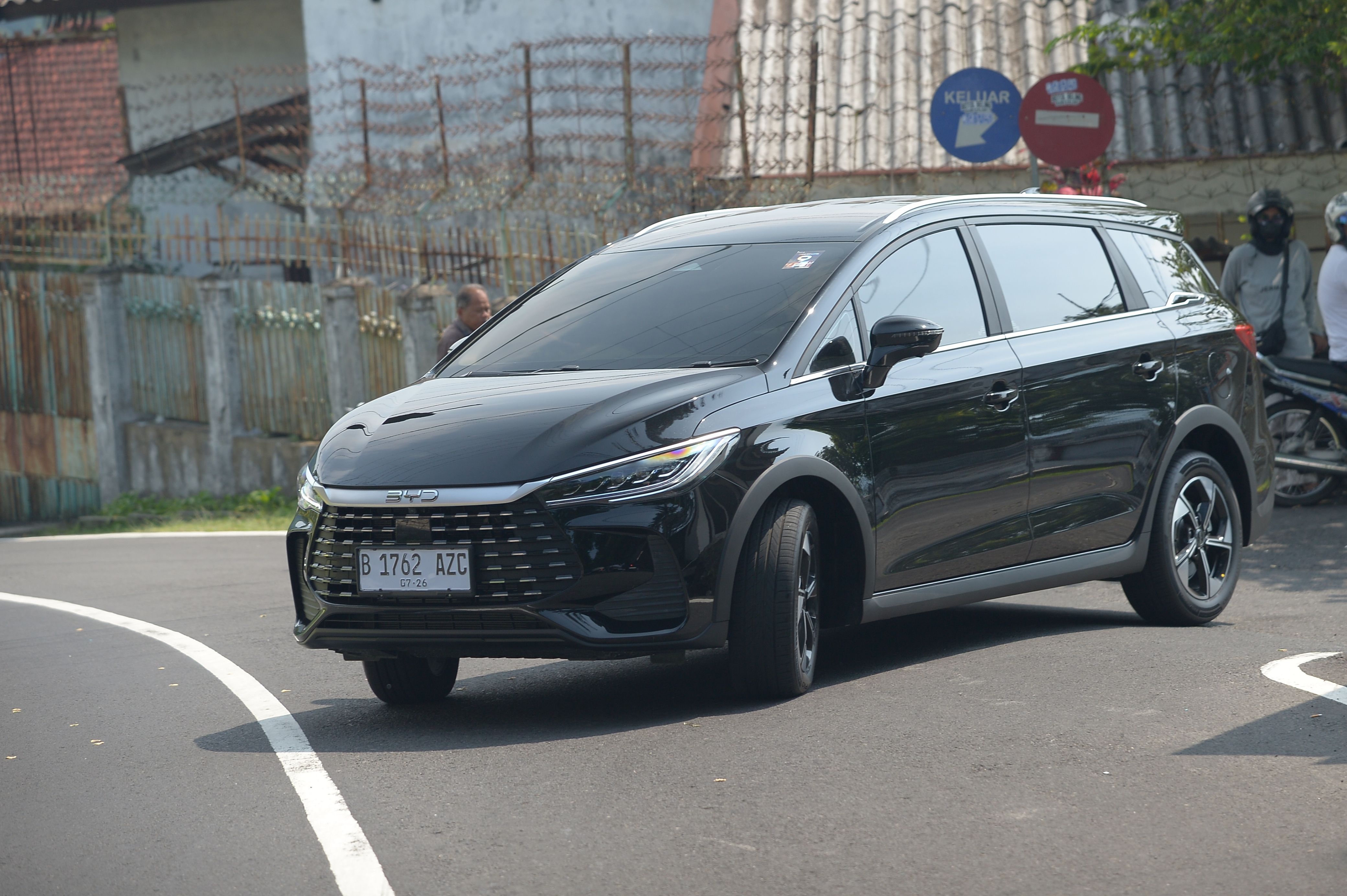 Mengulik Keunggulan BYD M6 DM: Teknologi 'Electric-First' untuk Mobilitas Urban dan Antarkota