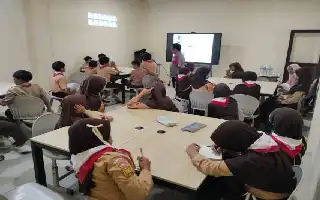 Dorong Literasi Digital Sejak Dini, Mahasiswa Telkom University Kenalkan Teknologi Robot Surya di SD IT Fithrah Insani 3