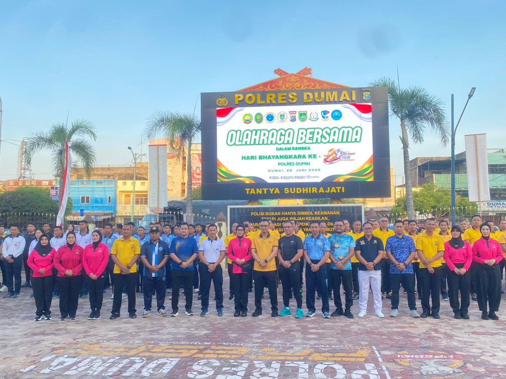 Polres Dumai Peringati Hari Bhayangkara ke-80 dengan Olahraga Bersama, Bansos, dan Serahkan Bibit Pohon