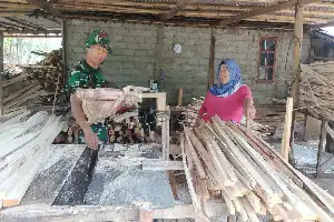 Dukung Ekonomi Kreatif, Satgas TMMD Salatiga Dampingi Perajin Kotak Bandeng di Tengaran
