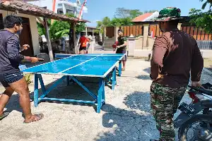 Jaga Stamina di Sela Kegiatan TMMD, Satgas Kodim 0726/Sukoharjo Rutin Olahraga Tenis Meja