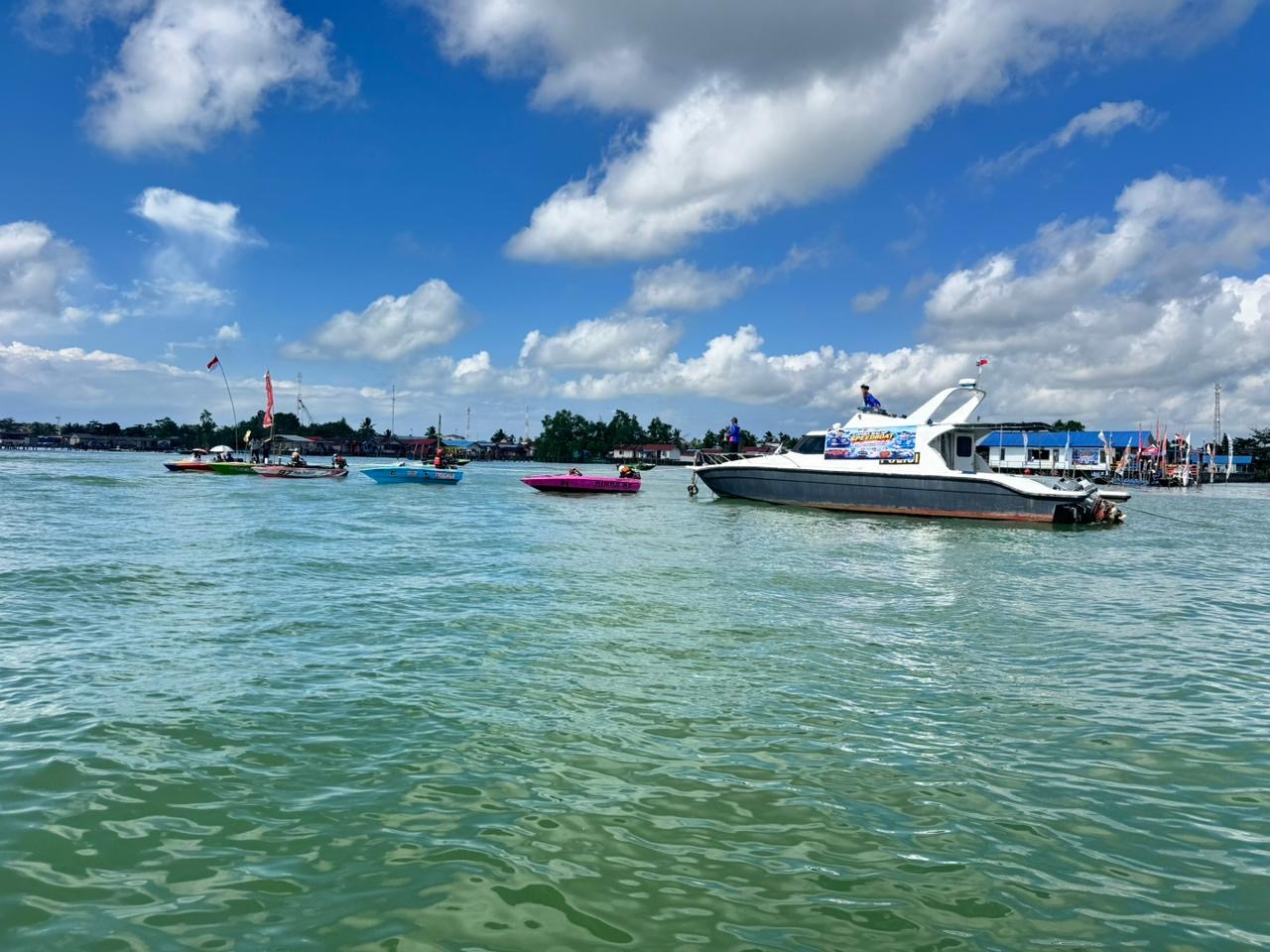 Balap Speed Boat Ramaikan Perayaan Hari Bhayangkara ke-80 di Teluk Penajam