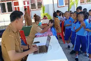 Upaya Deteksi Dini Kesehatan Anak, Puskesmas Oepoi Gelar Pemeriksaan Gratis di SDK Santa Maria Assumpta