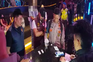 Jaga Kondusivitas, Petugas Gabungan Razia Tempat Hiburan Malam di CSB Mall Cirebon