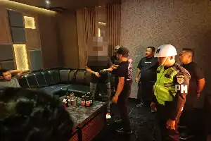 Operasi Gabungan di Cirebon: Polisi dan Satpol PP Sita Puluhan Botol Miras dari Tempat Hiburan Malam