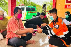 Tanggap Erupsi Anak Krakatau, BAZNAS Banten Distribusikan Masker dan Layanan Kesehatan Gratis bagi Warga Pesisir