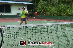 Dandim Klungkung Pererat Kedekatan TNI dan Warga Lewat Tenis Bersama