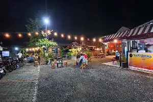 NgoPiBar Kendal: Konsep Kedai Kopi Kekinian yang Jadi Ruang Diskusi dan Bincang Bisnis di Jalan Tembus