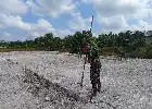 Tingkatkan Kebugaran Warga, Satgas TMMD Kodim 0413 Bangka Bangun Fasilitas Lapangan Voli