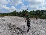 Tingkatkan Kebugaran Warga, Satgas TMMD Kodim 0413 Bangka Bangun Fasilitas Lapangan Voli