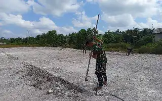 Tingkatkan Kebugaran Warga, Satgas TMMD Kodim 0413 Bangka Bangun Fasilitas Lapangan Voli