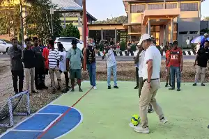 Semarak HUT RI ke-81 di Teluk Bintuni, Anggota DPR RI Alfons Manibuy Buka Turnamen Olahraga Swadaya Warga