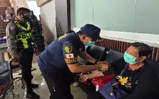 Dampak Erupsi Anak Krakatau: Polres Bandara Soetta Bagikan Masker dan Buka Layanan Kesehatan Gratis