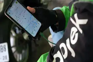 Efek Pemangkasan Komisi Aplikator: Mengukur Dampak pada Pendapatan Mitra Ojol