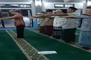 Kreatif dan Sehat, Jamaah Lansia Gelar Latihan Fisik Ringan di Dalam Masjid Usai Salat Subuh