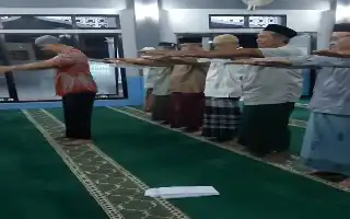 Kreatif dan Sehat, Jamaah Lansia Gelar Latihan Fisik Ringan di Dalam Masjid Usai Salat Subuh
