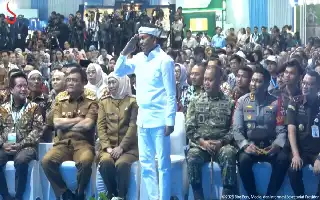 Momen Keakraban Presiden Prabowo Goda Dedi Mulyadi dalam Acara Penyaluran KPR di Batang