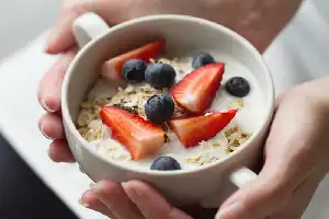 Peran Bakteri Usus di Balik Efektivitas Oatmeal dalam Menurunkan Kolesterol