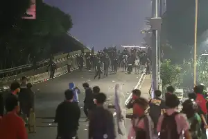 Kericuhan Pasca-Demo di DPR: Massa Blokade Flyover Slipi dan Serang Petugas