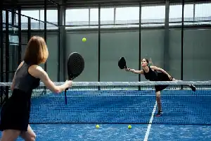 Mengenal Manfaat Psikologis Padel, Olahraga Indoor Alternatif Saat Aktivitas Luar Ruangan Terbatas
