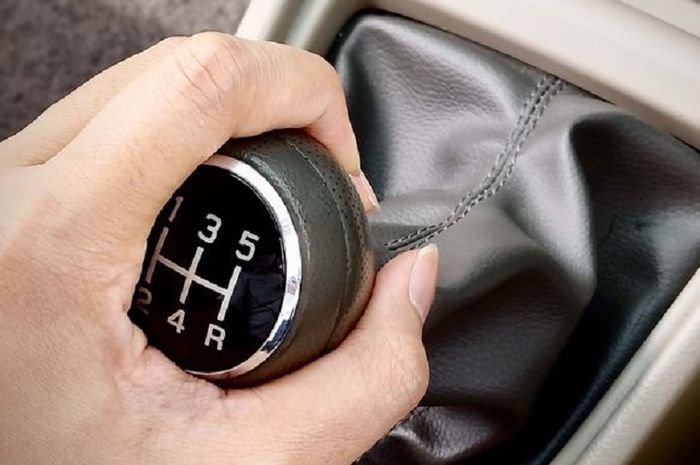 Kebiasaan Memegang Tuas Transmisi Saat Mengemudi Bisa Kurangi Kesigapan Pengemudi