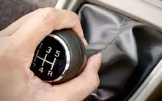 Kebiasaan Memegang Tuas Transmisi Saat Mengemudi Bisa Kurangi Kesigapan Pengemudi