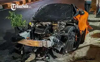 Supercar McLaren 720S Hancur Terbelah Dua Usai Menabrak Tiang Listrik di Sukoharjo