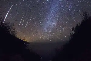 Puncak Hujan Meteor Perseid Agustus 2026, Begini Cara Mengamatinya dari Indonesia