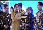 Tembus Peringkat Keempat Nasional Aktivasi IKD, Pemkot Jakarta Barat Raih Penghargaan Kemendagri