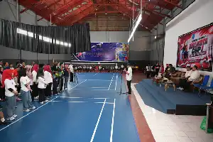 Semarakkan HUT RI Ke-81, Wali Kota Ternate Resmi Buka Turnamen Bulu Tangkis Antar-OPD