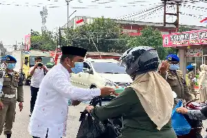 Kualitas Udara Menyentuh Status Tidak Sehat, Wali Kota Solok Bagikan 25 Ribu Masker untuk Warga