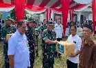 Pererat Kemanunggalan, Tim Wasev TMMD Ke-129 Salurkan Al-Qur'an dan Alat Olahraga di Bungo