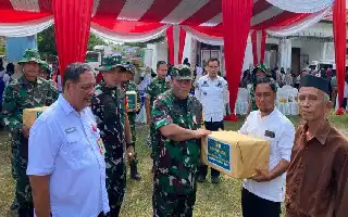 Pererat Kemanunggalan, Tim Wasev TMMD Ke-129 Salurkan Al-Qur'an dan Alat Olahraga di Bungo