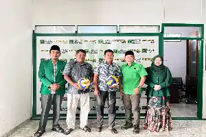 Perkuat Pendekatan Komunitas, DPC PPP Jepara Serahkan Bantuan Bola Voli ke Pemuda Mantingan