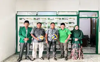 Perkuat Pendekatan Komunitas, DPC PPP Jepara Serahkan Bantuan Bola Voli ke Pemuda Mantingan