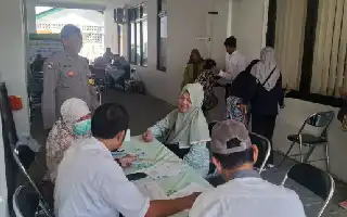 Wujud Kepedulian Sosial, Bhabinkamtibmas di Yogyakarta Dampingi Pemeriksaan Kesehatan Lansia