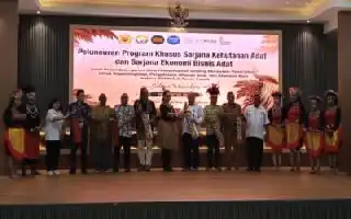 Perkuat Kelestarian Wilayah Adat, Uncen dan UOG Luncurkan Program Sarjana Kehutanan serta Ekonomi Bisnis Adat
