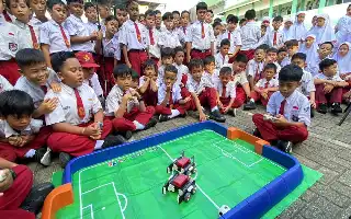 Pendidikan STEM Sejak Dini, Ratusan Siswa SD Mujahidin Pontianak Antusias Ikuti Demo Robotik