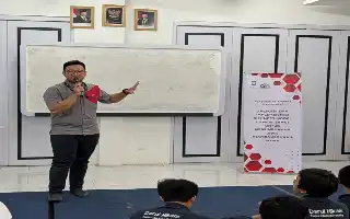 Dosen Telkom University Edukasi Siswa Darul Hikam tentang Business Model Canvas