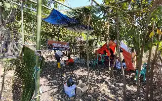 Pascagempa Flores: Relawan UAR NTT Bangun Posko Kesehatan Teduh Beratap Daun Kelapa