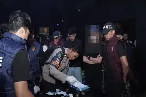 Razia Tempat Hiburan Malam di Cirebon: Puluhan Tes Urine Negatif Narkoba, Sejumlah Miras Disita