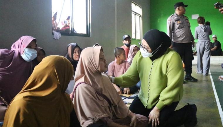 Pastikan Kebutuhan Warga Terpenuhi, Wabup Tangerang Tinjau Posko Pengungsian TPA Jatiwaringin