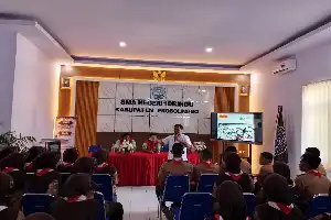 Cegah Penyakit Menular, PMI Kabupaten Probolinggo Edukasi Puluhan Pelajar SMAN 1 Dringu