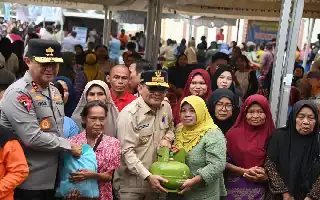 Peringati HUT ke-24, Pemprov Kalteng dan Pemkab Pulang Pisau Gelar Pasar Murah dan Layanan Medis Gratis