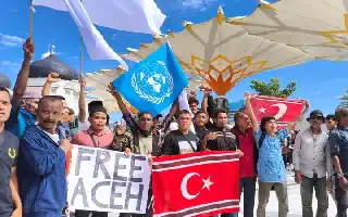 Peringatan 21 Tahun Damai Aceh di Masjid Raya Baiturrahman Diwarnai Aksi Pengibaran Bendera Bulan Bintang