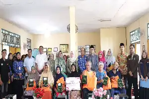 Peringati Kemerdekaan, Lazismu Palembang Salurkan Kacamata Gratis dan Sembako untuk Puluhan Lansia