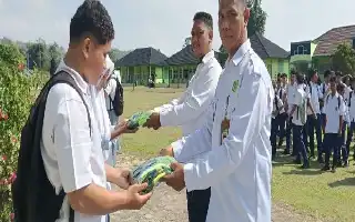 Ringankan Beban Orang Tua, MAN 3 Bungo Bagikan Seragam Olahraga Gratis untuk Siswa Baru