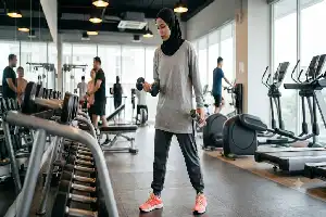 Meningkatnya Tren Olahraga Gym bagi Muslimah: Panduan Memilih Pakaian Olahraga yang Nyaman dan Syar'i